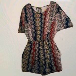 New Bcbgeneration Boho Floral Short Sleeve Tie Back Romper Size Small